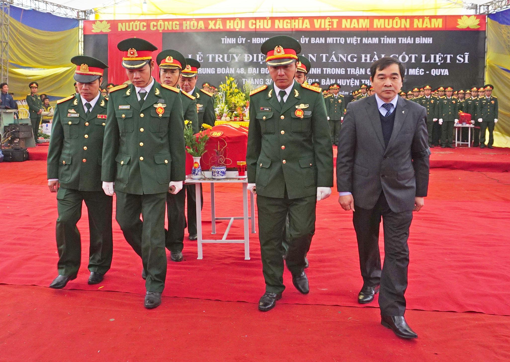 Đón các anh về với gia đình

